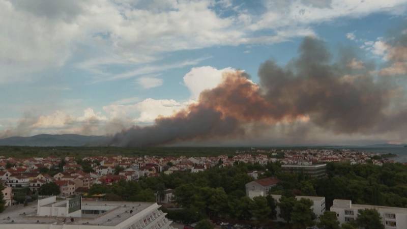 Пожар в Хорватии угрожает популярному курорту