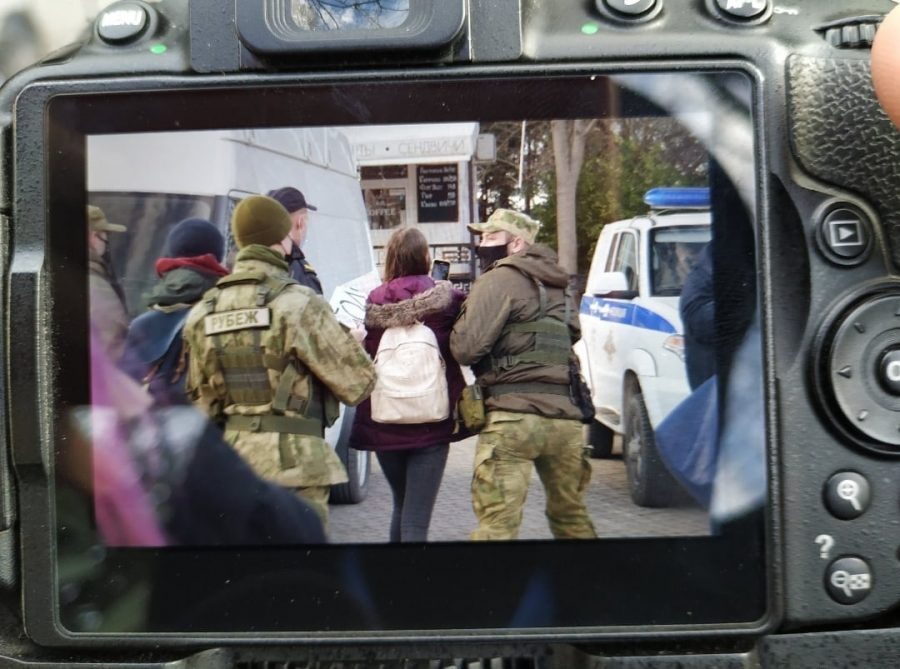 23 января на площади Нахимова в Севастополе полиция и дружинники "задержали" девочку с плакатом "Я ПРОСТО ГУЛЯЮ"