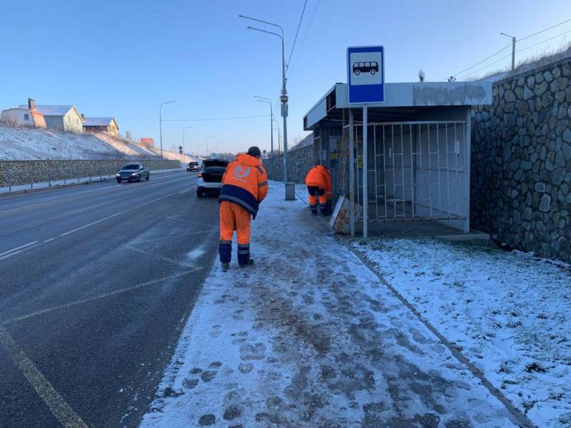 Сотрудники Севавтодора очищают и посыпают остановки общественного транспорта в разных районах города