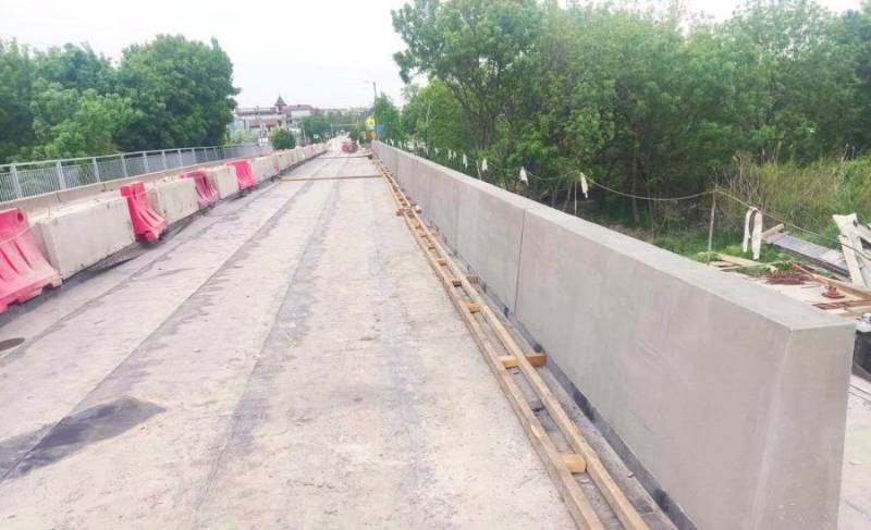 На подъезде к посёлку Любимовка ремонтируют мост