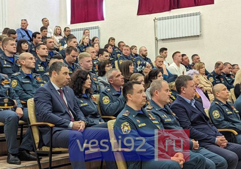 В Главном управлении МЧС России по городу Севастополю наградили более 50 сотрудников пожарной охраны города, 20 человек получили новые звания