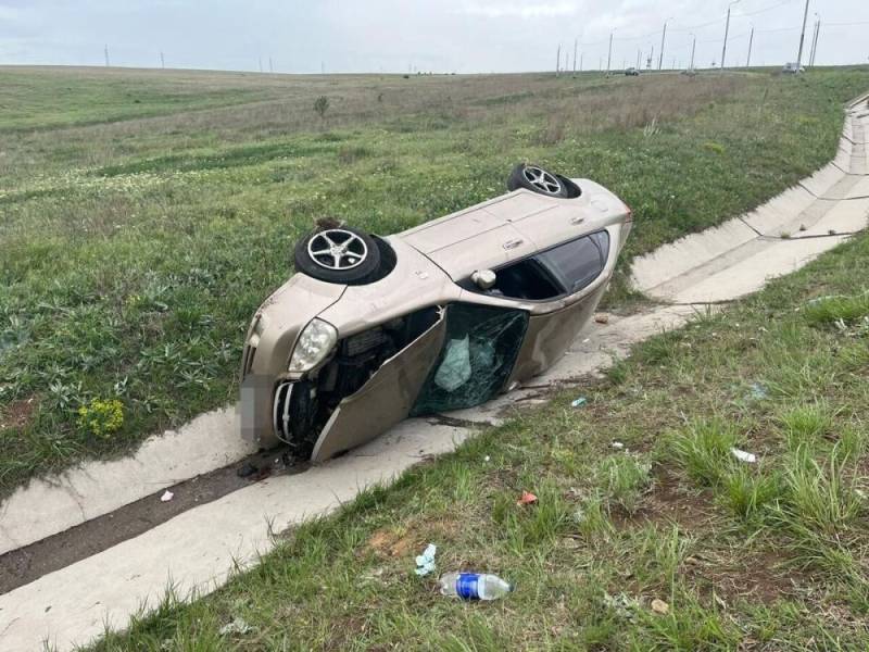 В Крыму автомобиль опрокинулся в кювет, пострадали четыре человека