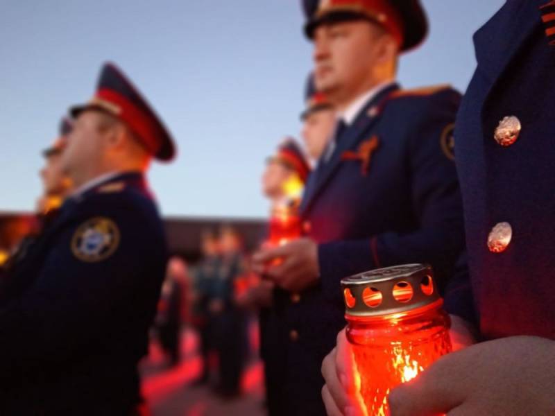 Офицеры СК России зажгли в Симферополе "Свечи памяти"