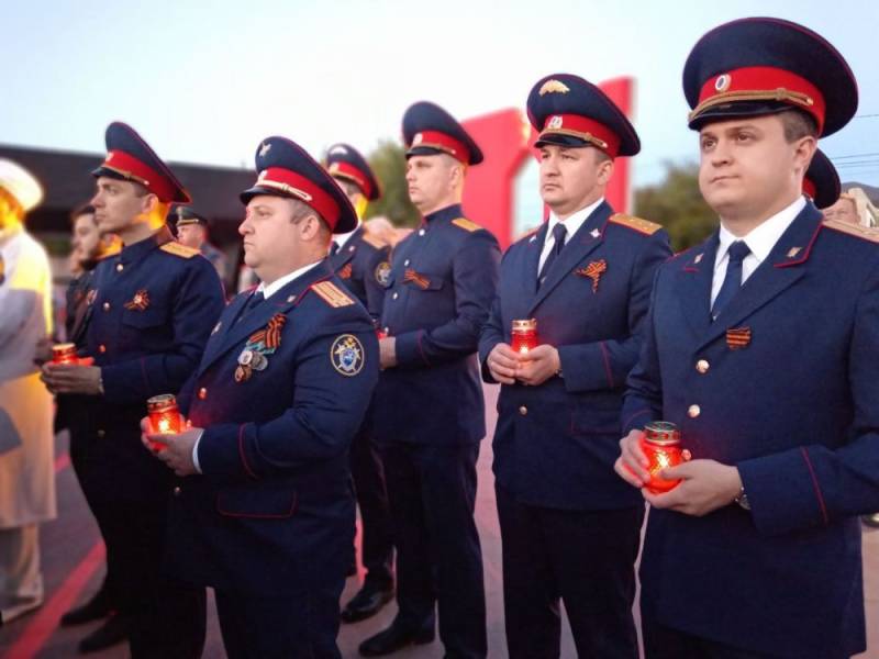 Офицеры СК России зажгли в Симферополе &quot;Свечи памяти&quot;