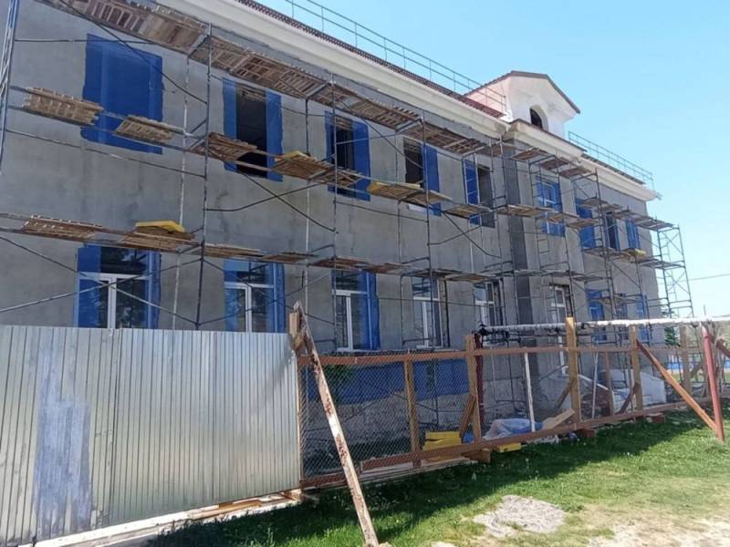 Почти на 40% выполнен капитальный ремонт здания начальной школы № 47 в селе Орлиное