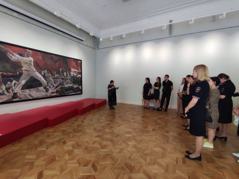Полицейские посетили выставку легендарной картины в Севастопольском художественном музее имени М. . рошицкого