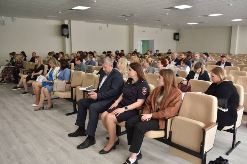 Сотрудники Госавтоинспекции Севастополя организовали лекцию по ПДД для более чем 200 руководителей образовательных учреждений