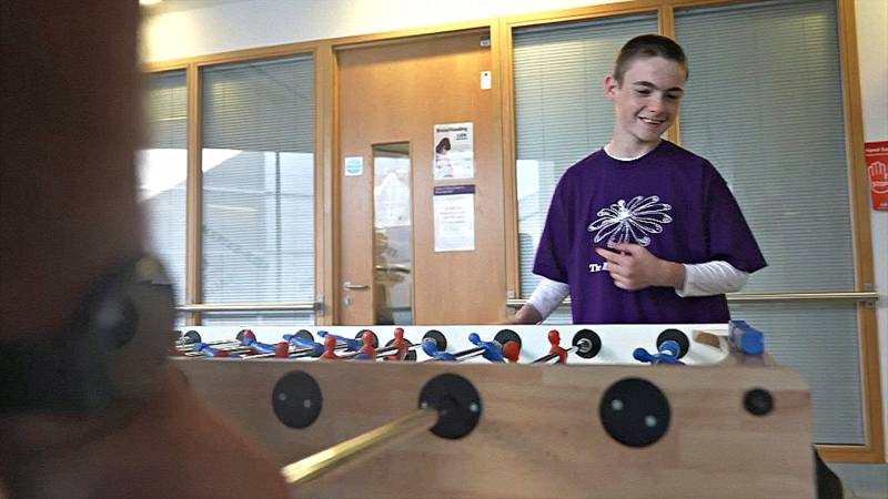 Мальчику с тяжёлой формой эпилепсии помогает уникальный электростимулятор