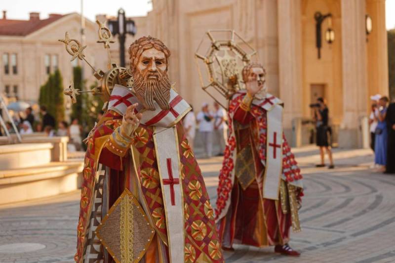 Финальный показ театрализованного шествия «Таврический вояж»