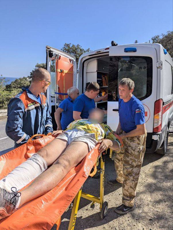 Спасатели МЧС России оказали помощь туристу в Судаке Спасатели МЧС России оказали помощь туристу в Судаке