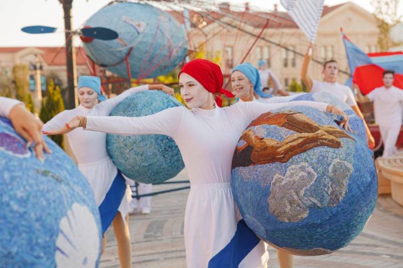 Финальный показ театрализованного шествия «Таврический вояж»