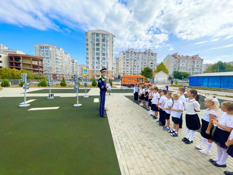 В Севастополе Госавтоинспекторы совместно с «Лабораторией безопасности» провели лекцию по ПДД для школьников