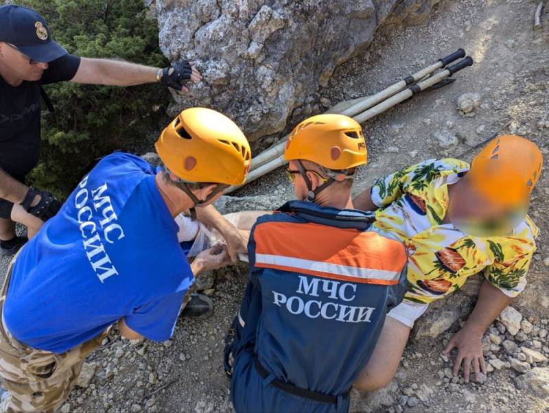 Спасатели МЧС России оказали помощь туристу в Судаке Спасатели МЧС России оказали помощь туристу в Судаке