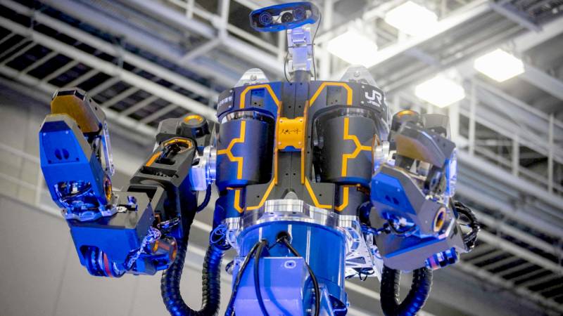 Гигантский робот из Японии поможет избежать несчастных случаев на работе