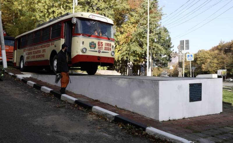Памятник троллейбусу вернулся на Ангарский перевал Памятник троллейбусу вернулся на Ангарский перевал