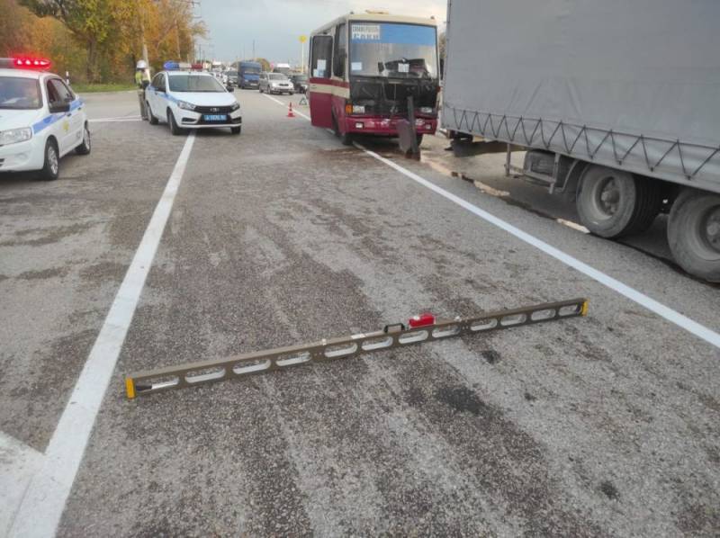 Сотрудники полиции г. Симферополя проводят проверку по факту ДТП с участием рейсового автобуса