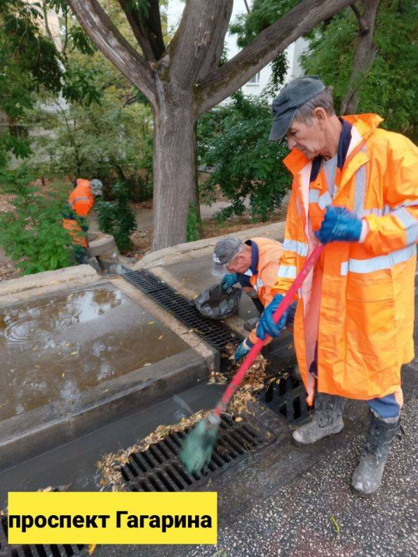 Сотрудники Водоканала с самого утра объезжают районы города для контроля состояния ливневых решеток