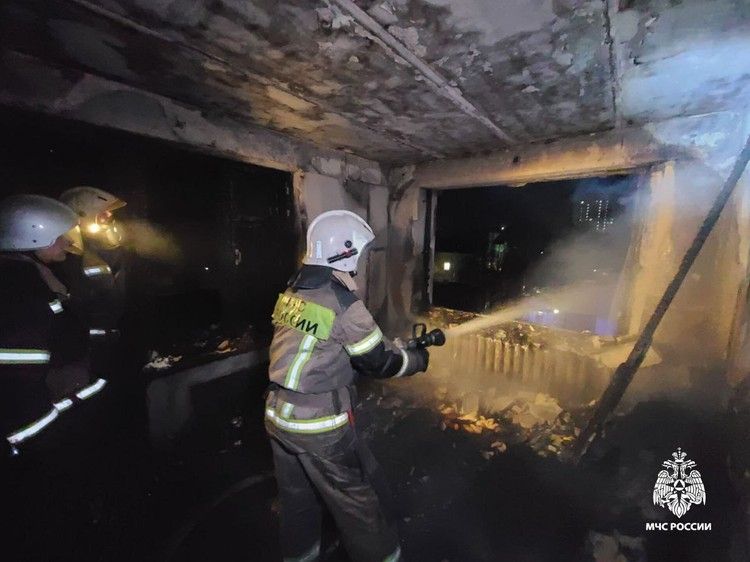 В районе ж/д вокзала в Симферополе горела квартира в пятиэтажке: погибли два человека