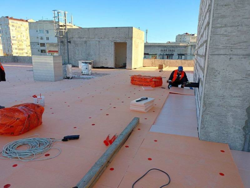 На ул. Молодых Строителей строительство поликлиники на 400 посетителей в смену завершено на 48% На ул. Молодых Строителей строительство поликлиники на 400 посетителей в смену завершено на 48%