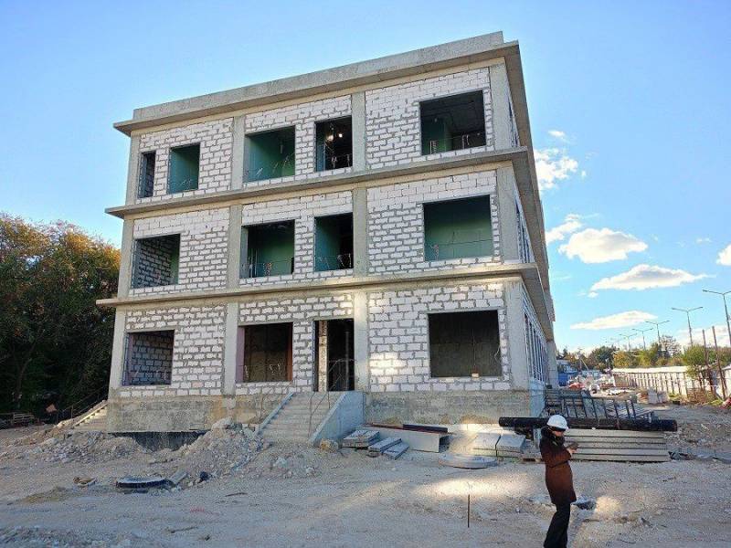 На ул. Молодых Строителей строительство поликлиники на 400 посетителей в смену завершено на 48% На ул. Молодых Строителей строительство поликлиники на 400 посетителей в смену завершено на 48%