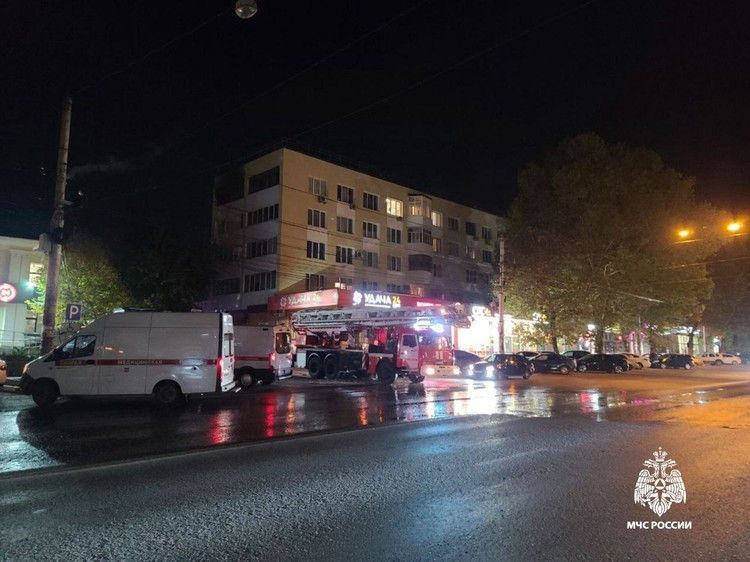 В районе ж/д вокзала в Симферополе горела квартира в пятиэтажке: погибли два человека