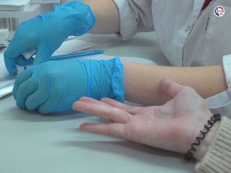 В преддверии Всемирного дня борьбы со СПИДом в Севастополе можно бесплатно и анонимно проверить свой ВИЧ-статус Тестирование проводят сегодня, 29 ноября, с 10:00 до 17:00 в мобильной амбулатории на площади Нахимова