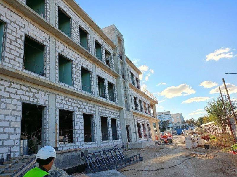 На ул. Молодых Строителей строительство поликлиники на 400 посетителей в смену завершено на 48% На ул. Молодых Строителей строительство поликлиники на 400 посетителей в смену завершено на 48%