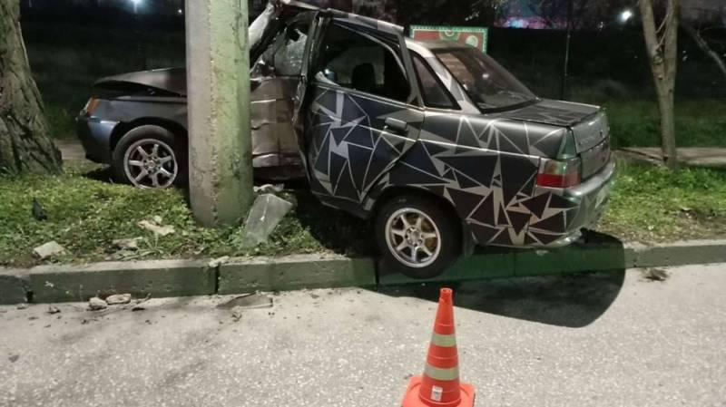 В Севастополе легковушка "обняла" столб – пострадала девушка В Севастополе легковушка "обняла" столб – пострадала девушка