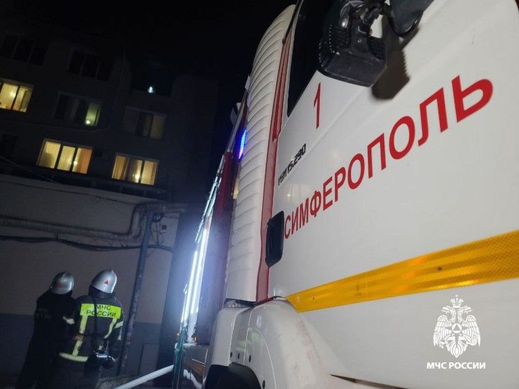 В районе ж/д вокзала в Симферополе горела квартира в пятиэтажке: погибли два человека