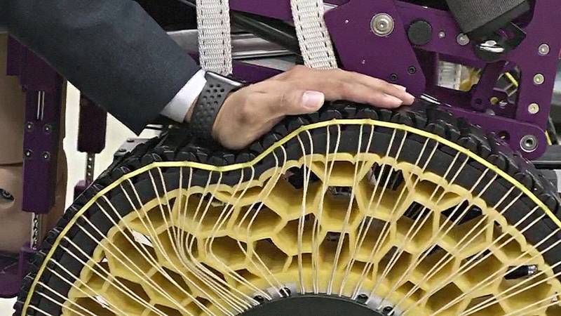 «emstrongМягкое»/em/strong колесо поможет подниматься по лестнице в инвалидном кресле