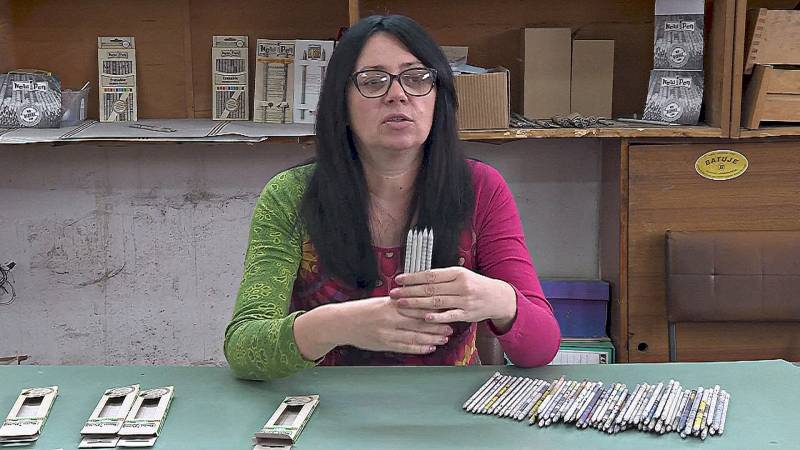Сербская семья производит тысячи карандашей из старых газет