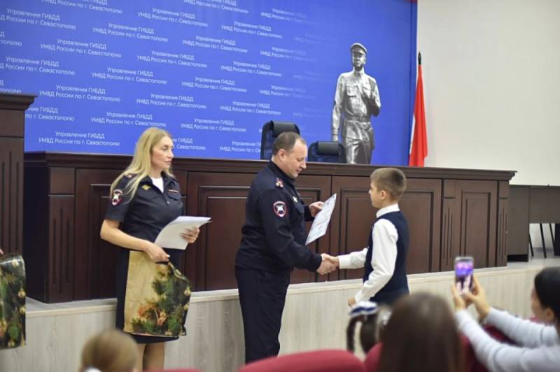 В преддверии Нового года в Управлении Госавтоинспекции Севастополя прошло награждение победителей конкурса «Новогодняя игрушка-ПДД 2025»