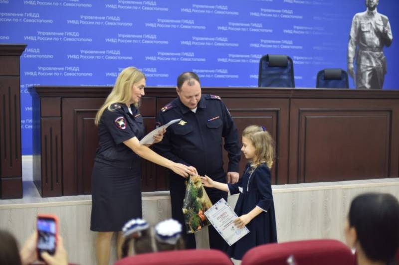 В преддверии Нового года в Управлении Госавтоинспекции Севастополя прошло награждение победителей конкурса «Новогодняя игрушка-ПДД 2025»