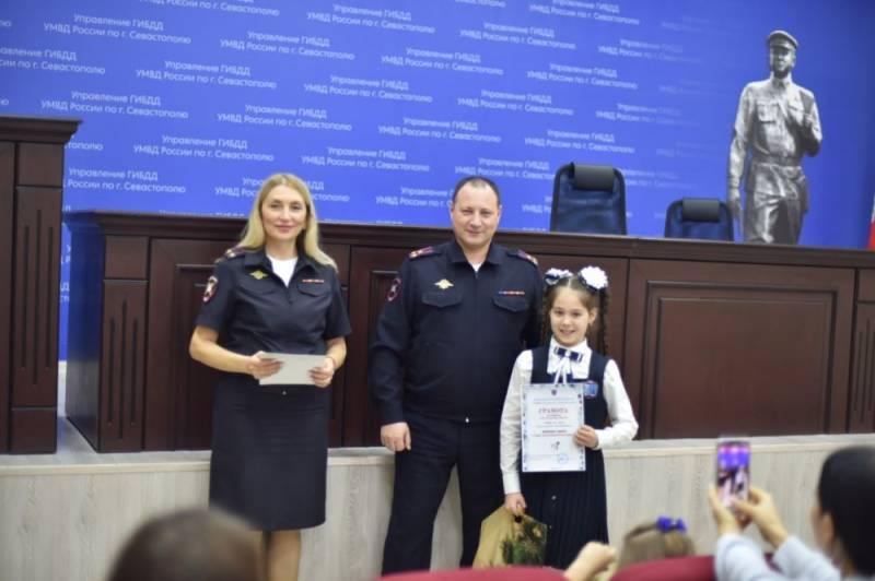 В преддверии Нового года в Управлении Госавтоинспекции Севастополя прошло награждение победителей конкурса «Новогодняя игрушка-ПДД 2025»