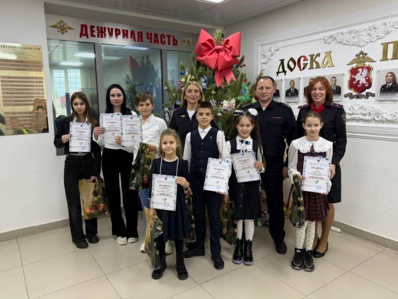 В преддверии Нового года в Управлении Госавтоинспекции Севастополя прошло награждение победителей конкурса «Новогодняя игрушка-ПДД 2025»