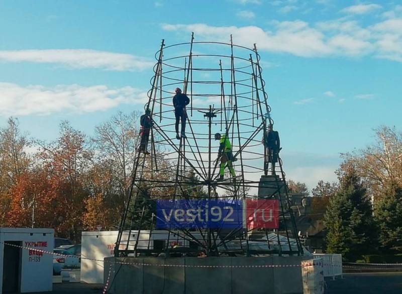 На площади Нахимова начался монтаж главной городской ёлки