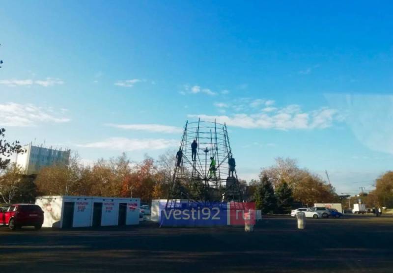 На площади Нахимова начался монтаж главной городской ёлки