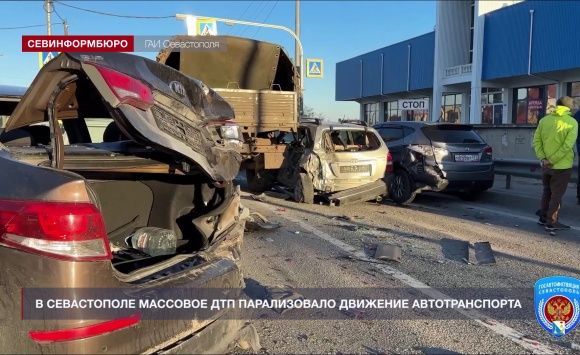 В Севастополе произошло массовое ДТП – «Урал» повредил шесть автомобилей