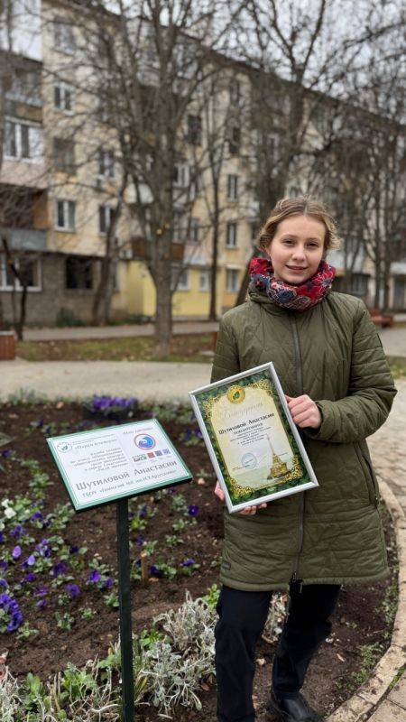 Михаил Развожаев: В Севастополе на проспекте Генерала Острякова, 59 высадили клумбы по эскизам школьников-победителей общегородского конкурса «Рисуй цветами»
