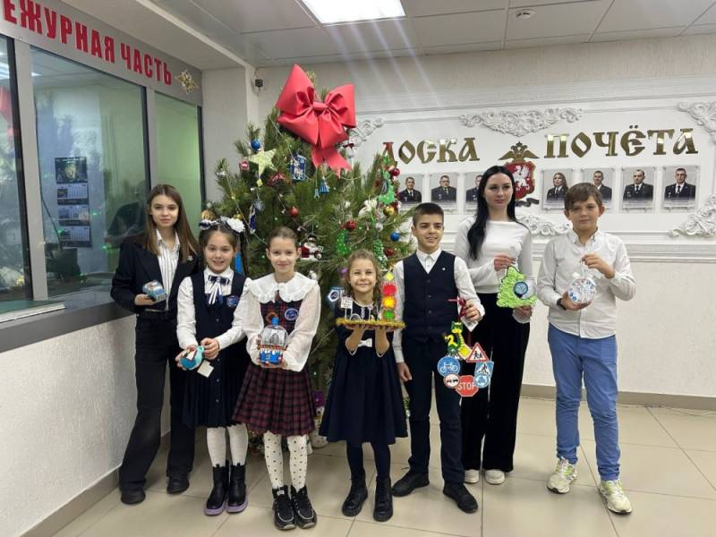 В преддверии Нового года в Управлении Госавтоинспекции Севастополя прошло награждение победителей конкурса «Новогодняя игрушка-ПДД 2025»