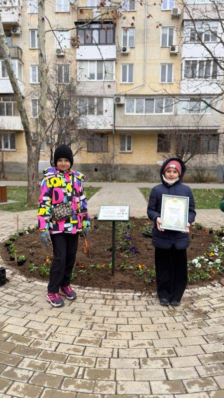 Михаил Развожаев: В Севастополе на проспекте Генерала Острякова, 59 высадили клумбы по эскизам школьников-победителей общегородского конкурса «Рисуй цветами»