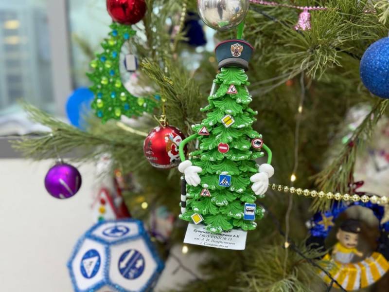 В преддверии Нового года в Управлении Госавтоинспекции Севастополя прошло награждение победителей конкурса «Новогодняя игрушка-ПДД 2025»