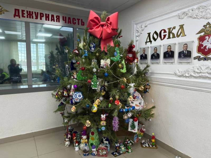 В преддверии Нового года в Управлении Госавтоинспекции Севастополя прошло награждение победителей конкурса «Новогодняя игрушка-ПДД 2025»