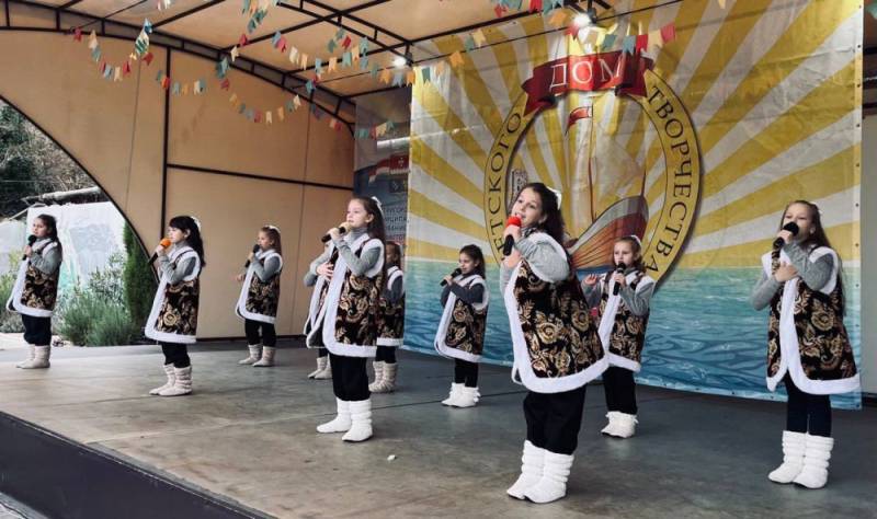 В Балаклавской доме детского и юношеского творчества отметили День рождения семейной ярмарки «Домик у моря»