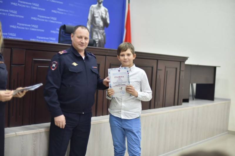 В преддверии Нового года в Управлении Госавтоинспекции Севастополя прошло награждение победителей конкурса «Новогодняя игрушка-ПДД 2025»