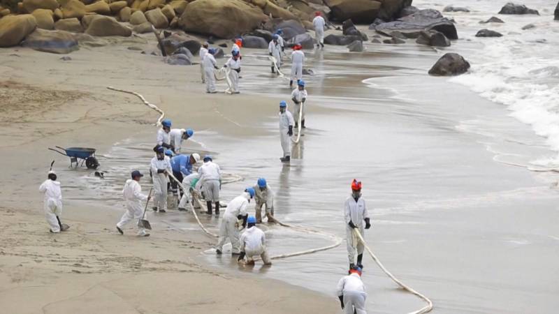 В Перу из-за разлива нефти ввели режим ЧС