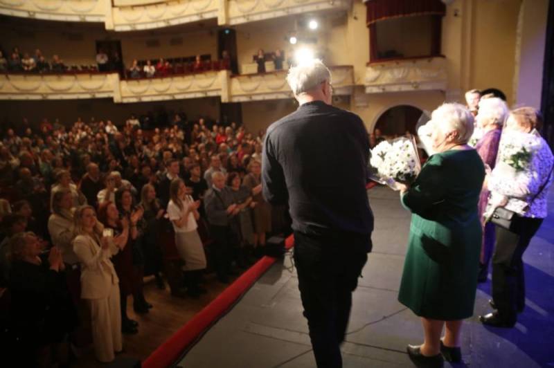 Жители блокадного Ленинграда посетили спектакль «Не бойся быть счастливым»