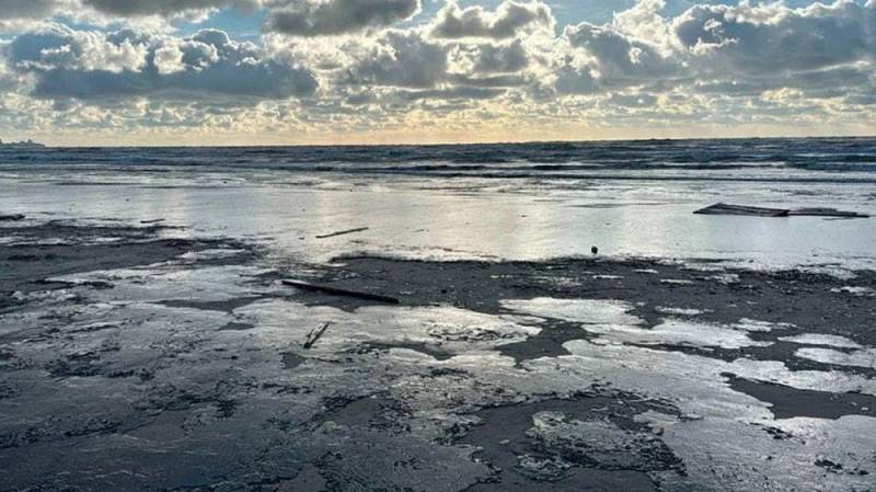 Мазутные пятна в Черном море достигли города-курорта Евпатория