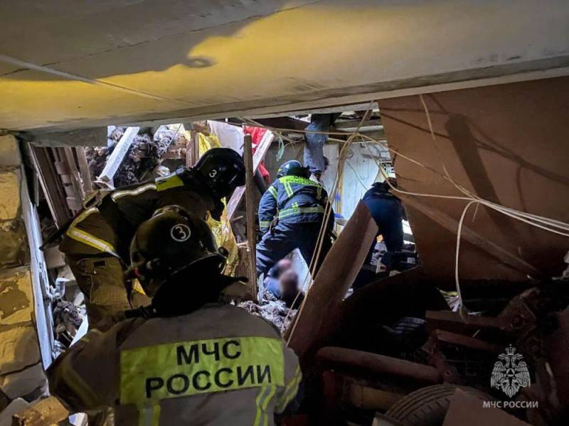 Сотрудники МЧС Севастополя извлекли из-под завала человека и кошку