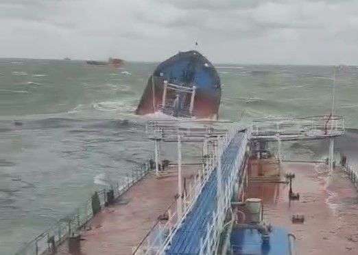 Акватория Черного моря в районе крушения танкера «Волгонефть-212» закрыта для судоходства